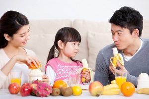Mùa nóng tốt nhất nên cho trẻ ăn thức ăn nhạt, dễ tiêu hóa và ít dầu mỡ