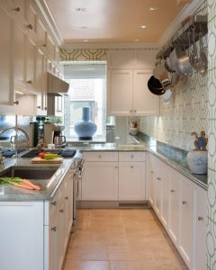 Bố trí căn bếp theo hình chữ U giúp bạn có được không gian bếp rộng rãi