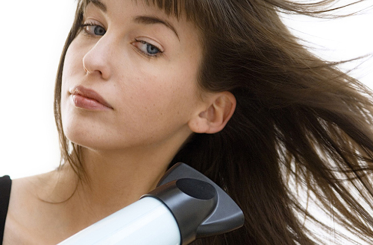 Sử dụng ống thổi tập trung giúp tóc dễ vào nếp hơn