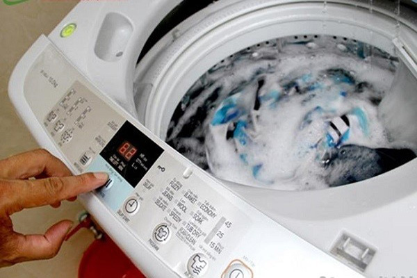 Nên dùng bột giặt hay nước giặt cho máy giặt