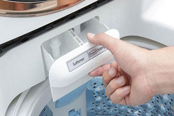 Hướng dẫn cách bỏ nước xả vào máy giặt Toshiba