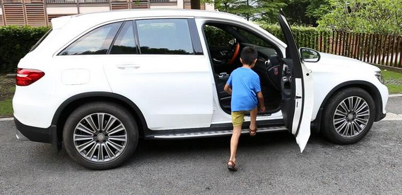 Bậc dẫm giúp cho trẻ nhỏ bước lên xe được dễ dàng hơn