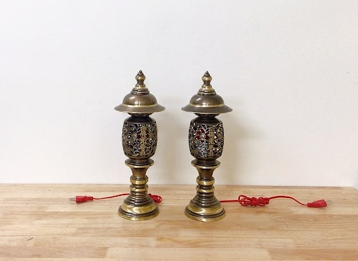 Đôi đèn bằng đồng cũng là vật quan trọng trong bộ đồ thờ gia tiên